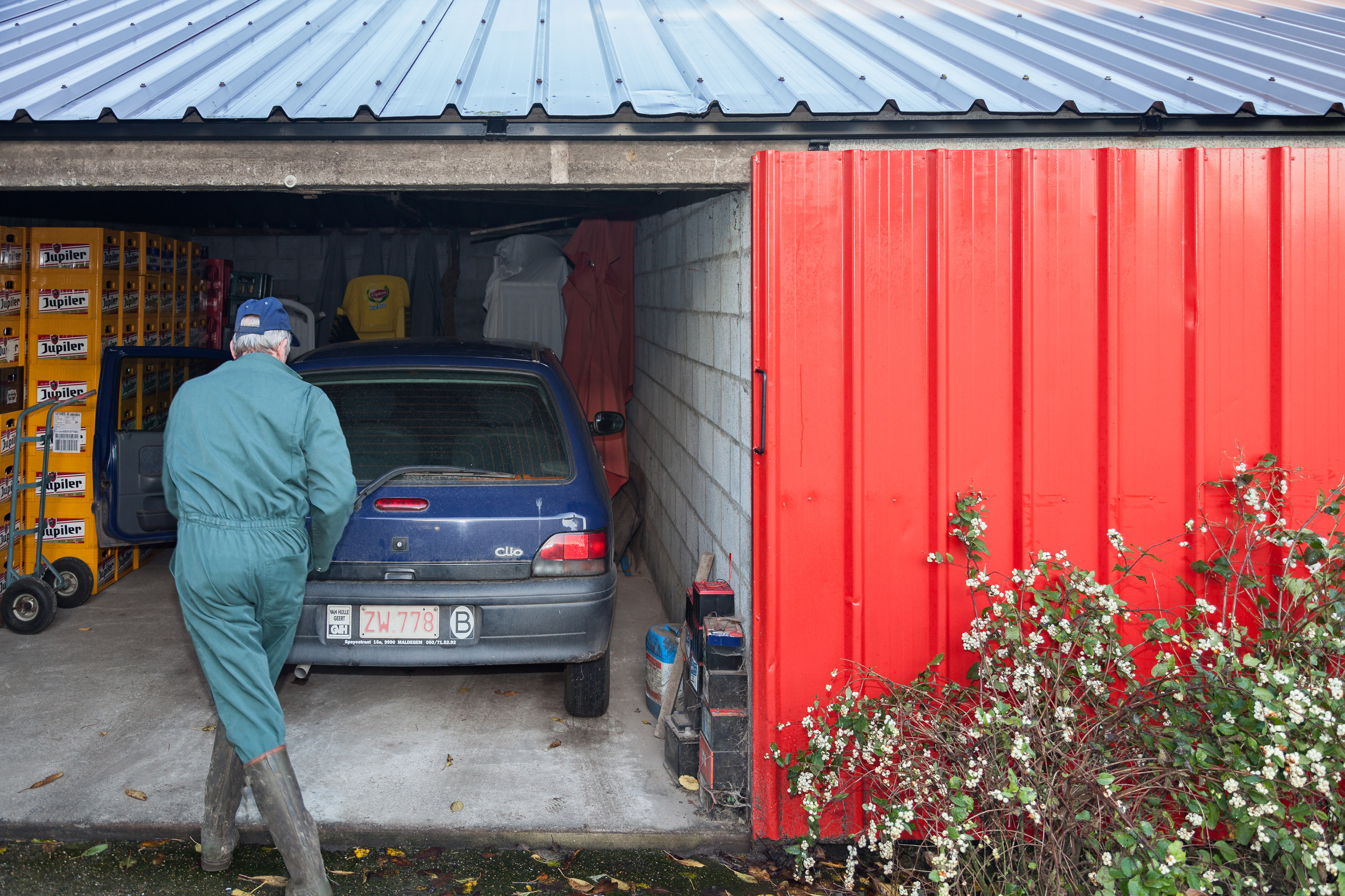 photo by Bert Vereecke for photoseries Zevende dag naar Compostella (Wilfried De Geeter, café De Roos, Sint-Laureins)